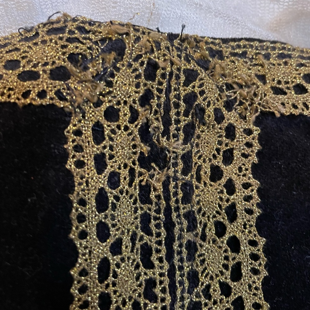 VTG medieval bodice / Shakespearean costume black velvet gold lace trim sz S (?) - Picture 4 of 16